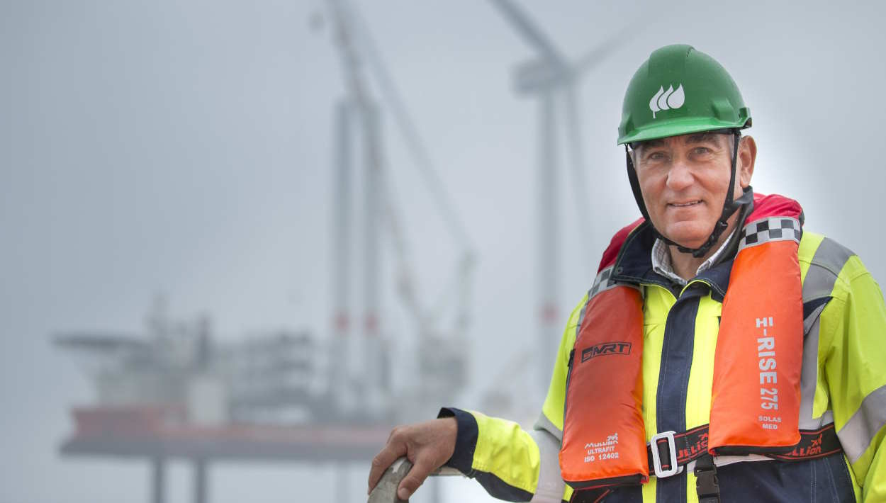 El presidente de Iberdrola, Ignacio Sánchez Galán, en el parque eólico marino de Saint Brieuc en Francia