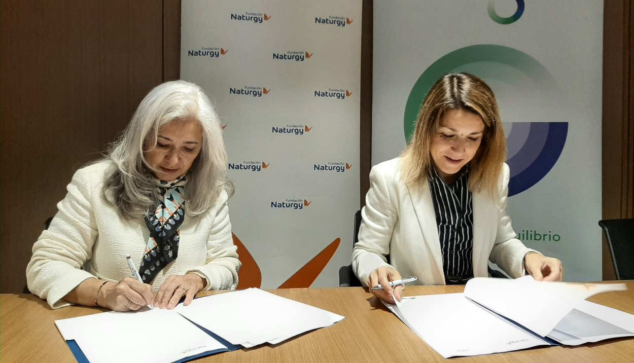 Momento de la firma del convenio formativo entre Fundación Naturgy y Sedigas