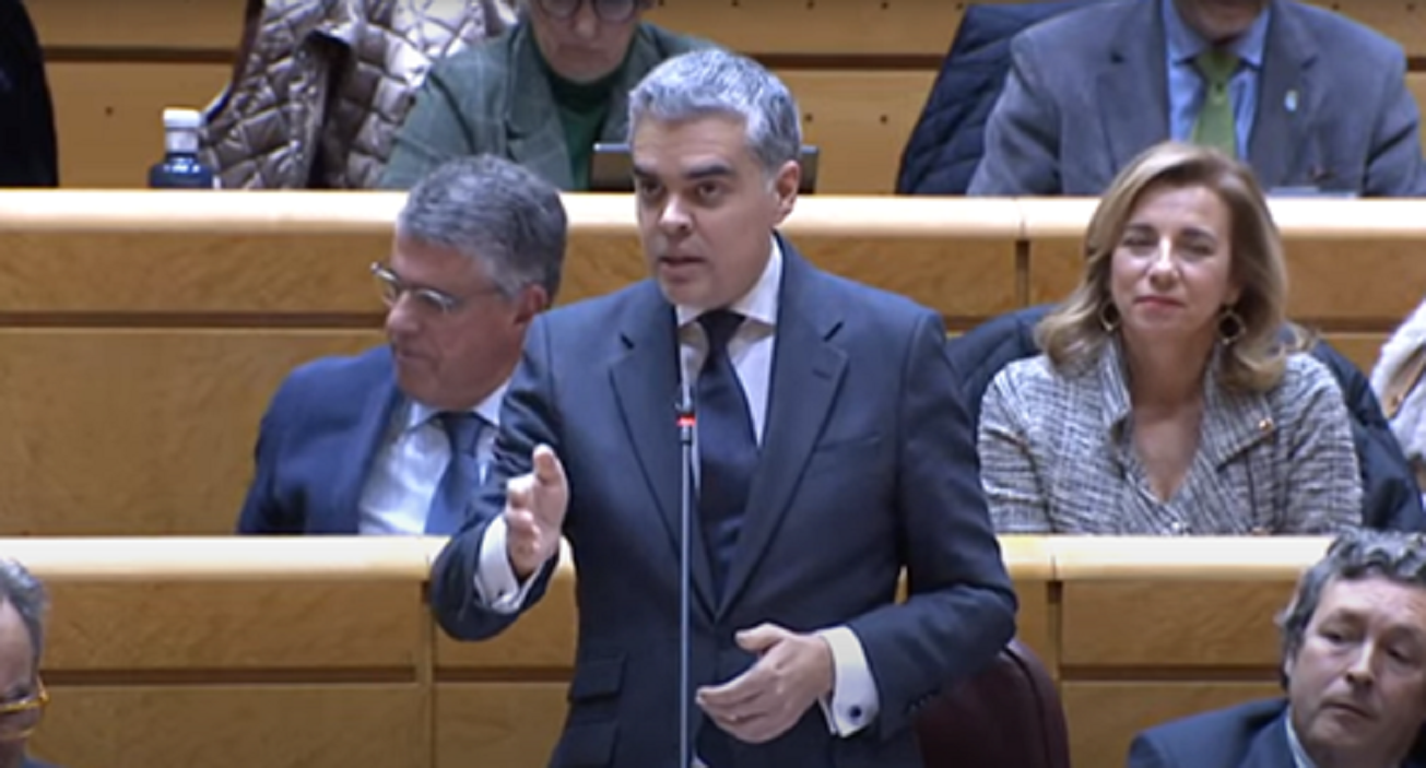 Vicente Azpitarte en el Senado.jpg