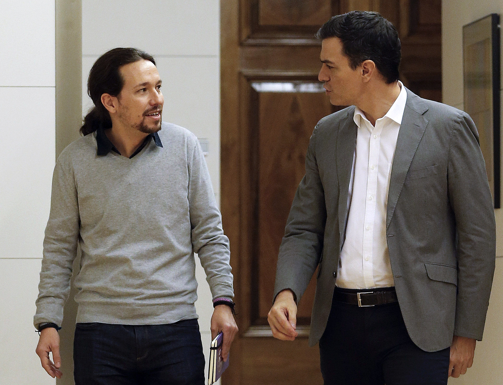 El líder del PSOE, Pedro Sánchez, junto a Pablo Iglesias