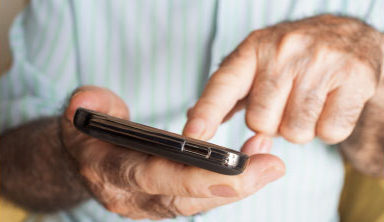 ¿Qué buscar a la hora de comprar un móvil para una persona mayor?
