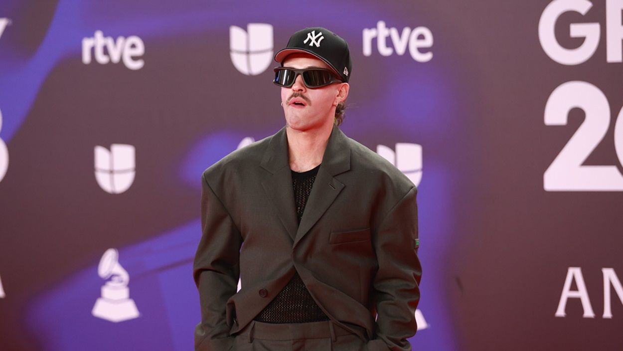 El cantante colombiano Feid, en la alfombra de los Latin Grammy en Sevilla. EP