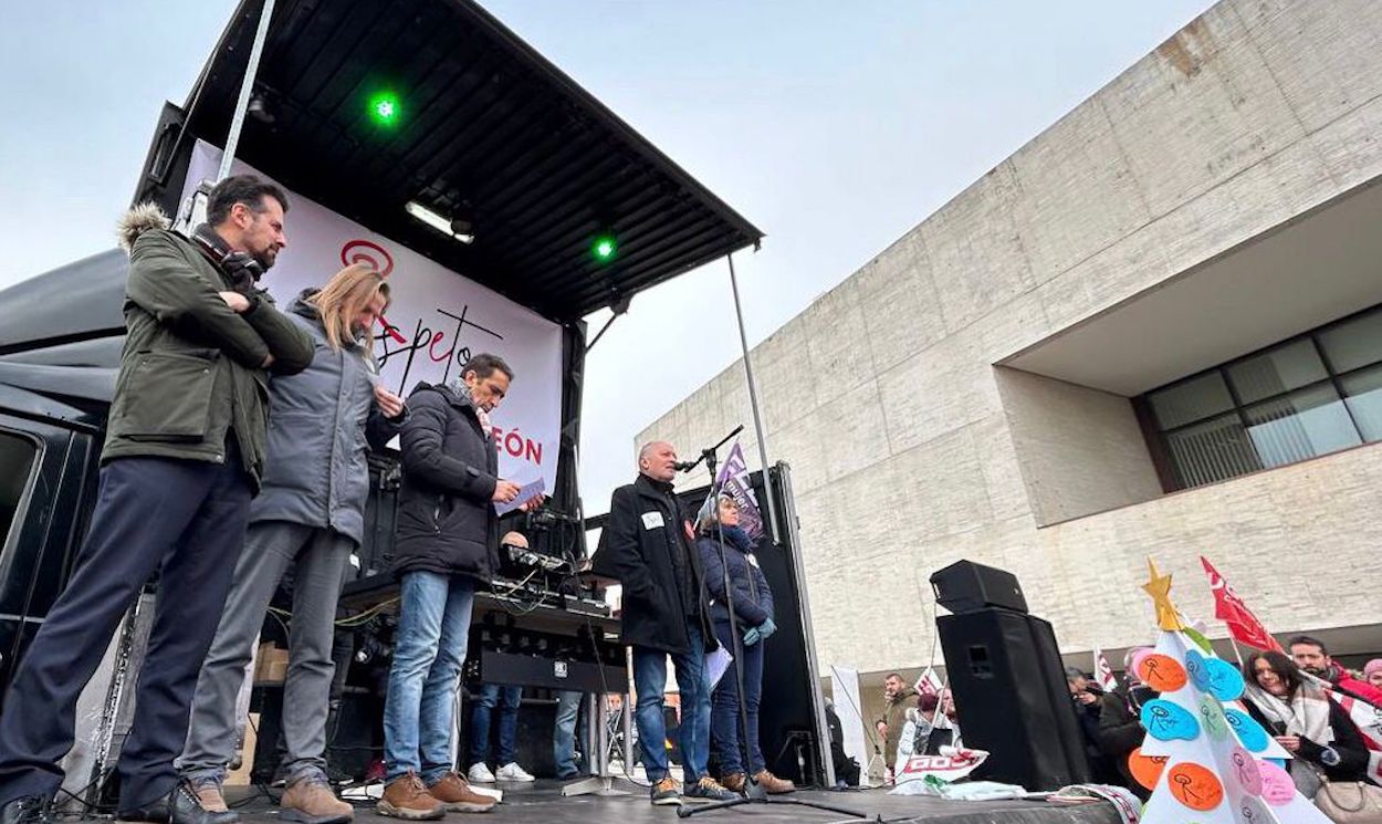 Tudanca, Fernández, Andrés y Temprano frente a las Cortes. Foto UGT