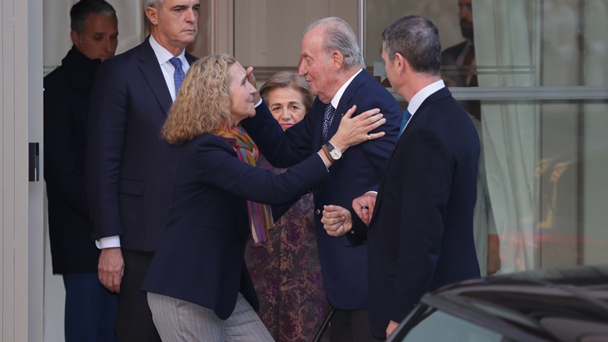 La infanta Elena y el rey emérito Juan Carlos I, en la puerta del restaurante. EP