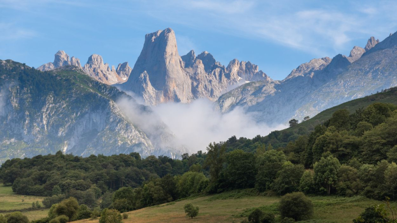 Vista del Picu Urriello o Naranjo de Bulnes situado en los Picos de Europa, Asturias.