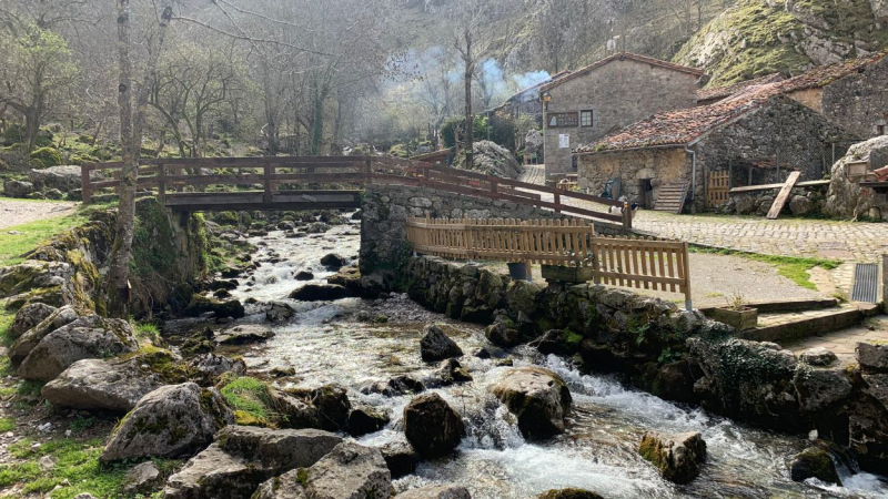 Puente de Bulnes, pueblo asturiano ubicado en los Picos de Europa.