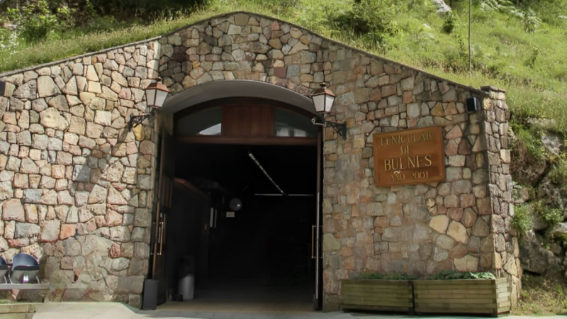 Entrada al funicular de Bulnes en Picos de Europa. Asturias.com