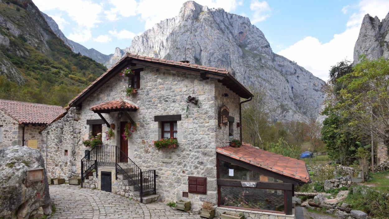 Bulnes es el último pueblo 'sin coches' de Asturias al que no se puede llegar por carretera