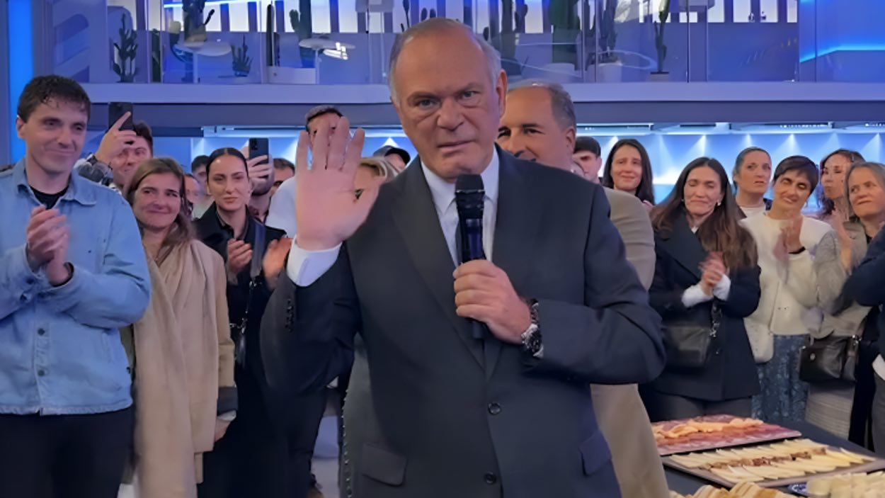 Pedro Piqueras llora en su despedida tras su jubilación. Mediaset España