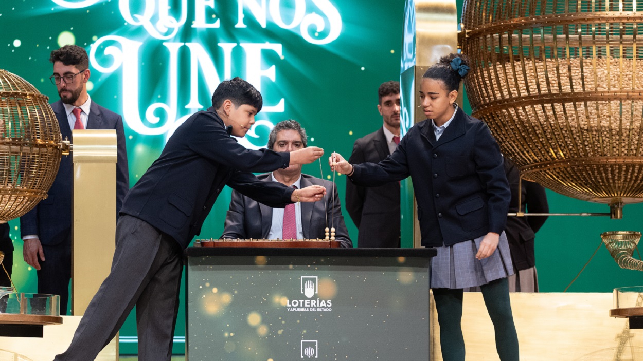 Los niños de San Ildefonso cantan los premios de la lotería de Navidad 2023