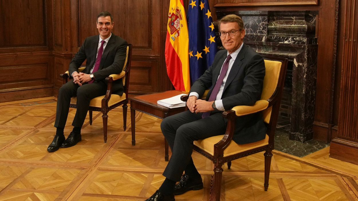 Imagen de la reunión en el Congreso entre el presidente del Gobierno, Pedro Sánchez, y el líder del PP, Alberto Núñez Feijóo.  EP.