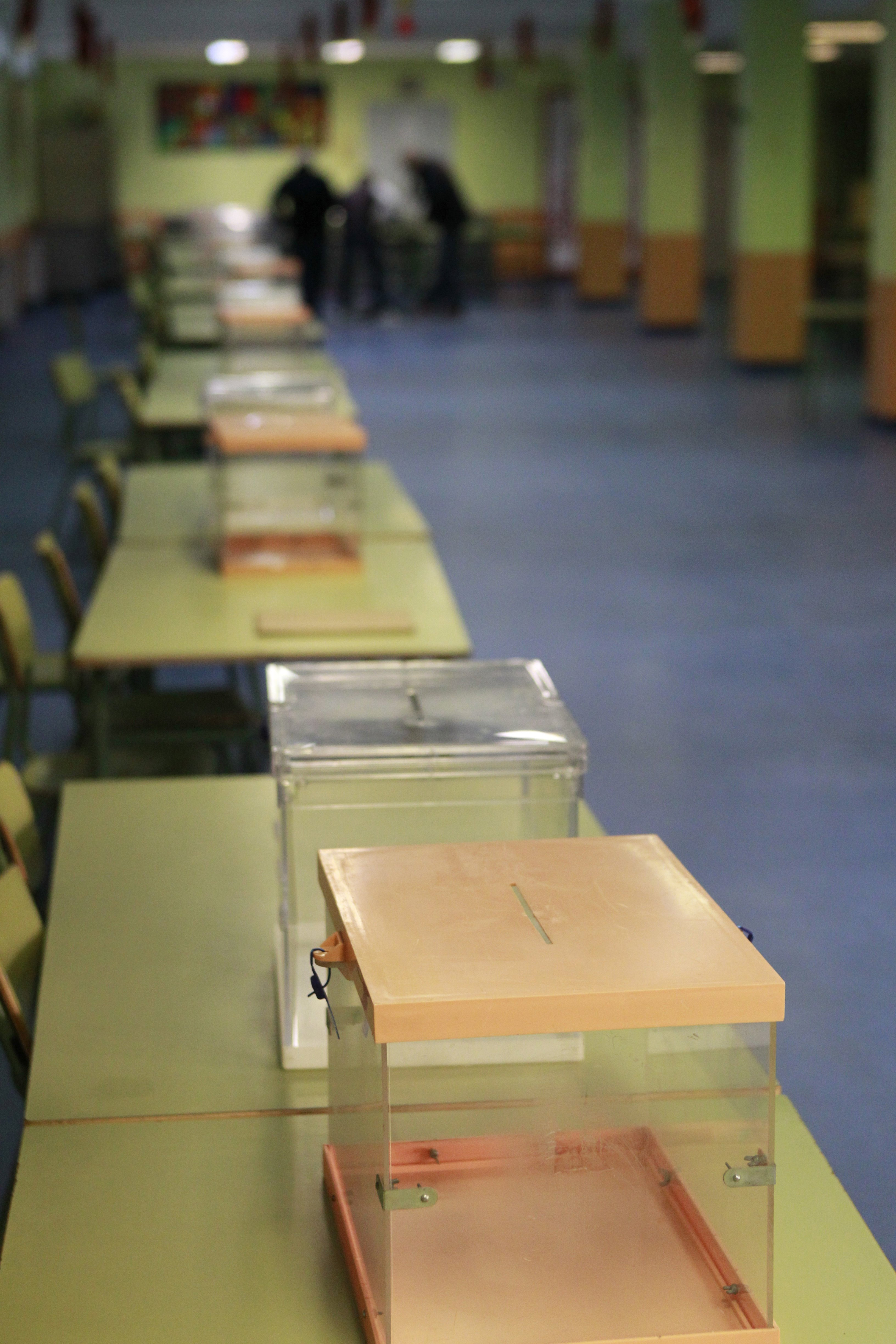 Urnas en un colegios electoral de Madrid. 