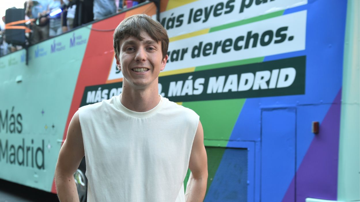 El diputado de Mas Madrid, Eduardo Rubiño, posa minutos antes de una manifestación por el Orgullo LGTBIQ+, a 9 de julio de 2022, en Madrid (España)