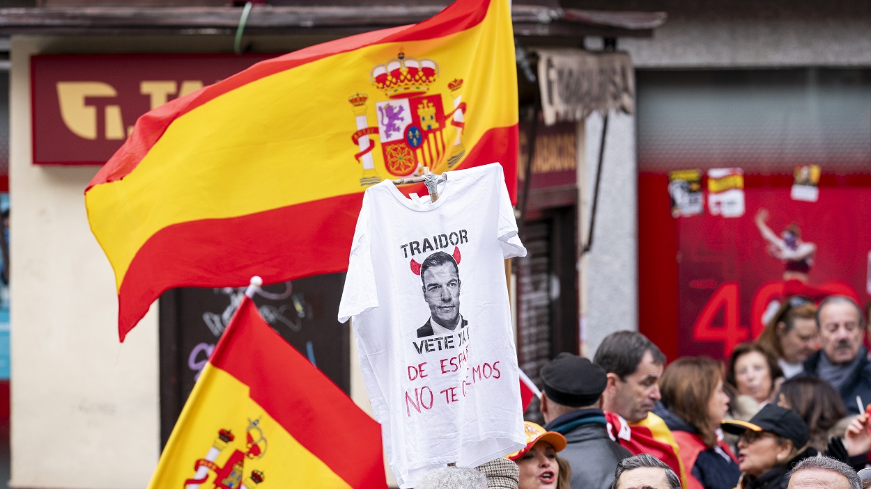 Una camiseta con el eslogan "Sánchez, traidor, vete ya" en una concentración en la calle Ferraz. EP