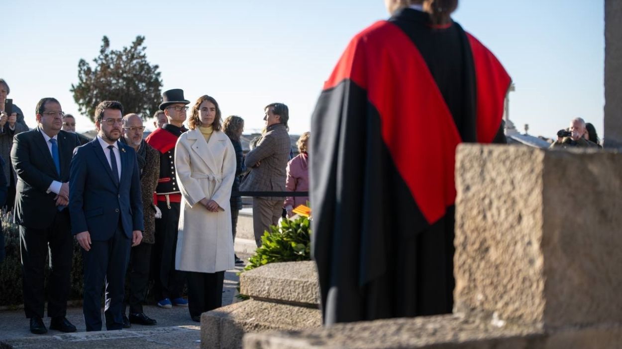 Aragonès encabeza la ofrenda floral del Govern ante la tumba del expresidente de la Generalitat Francesc Macià. EP