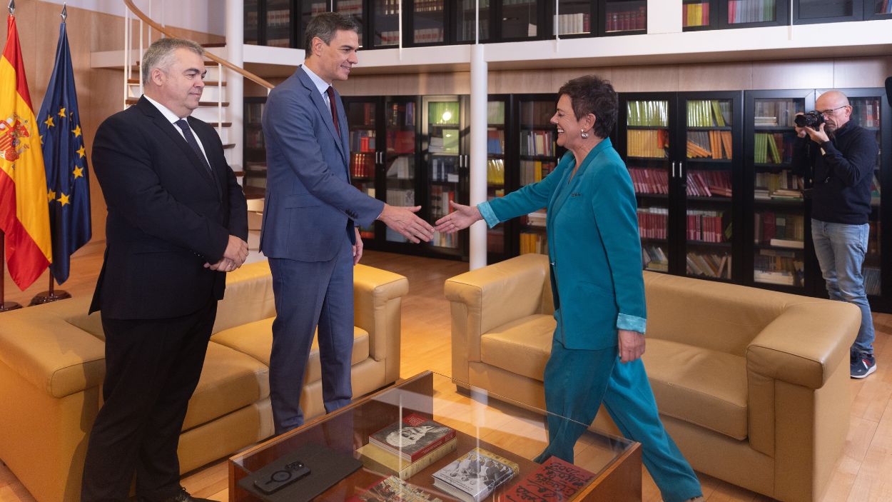 El presidente del Gobierno, Pedro Sánchez, y el secretario de Organización del PSOE, Santos Cerdán, durante la ronda de consultas con la portavoz parlamentaria de EH Bildu, Mertxe Aizpurua. EP. 