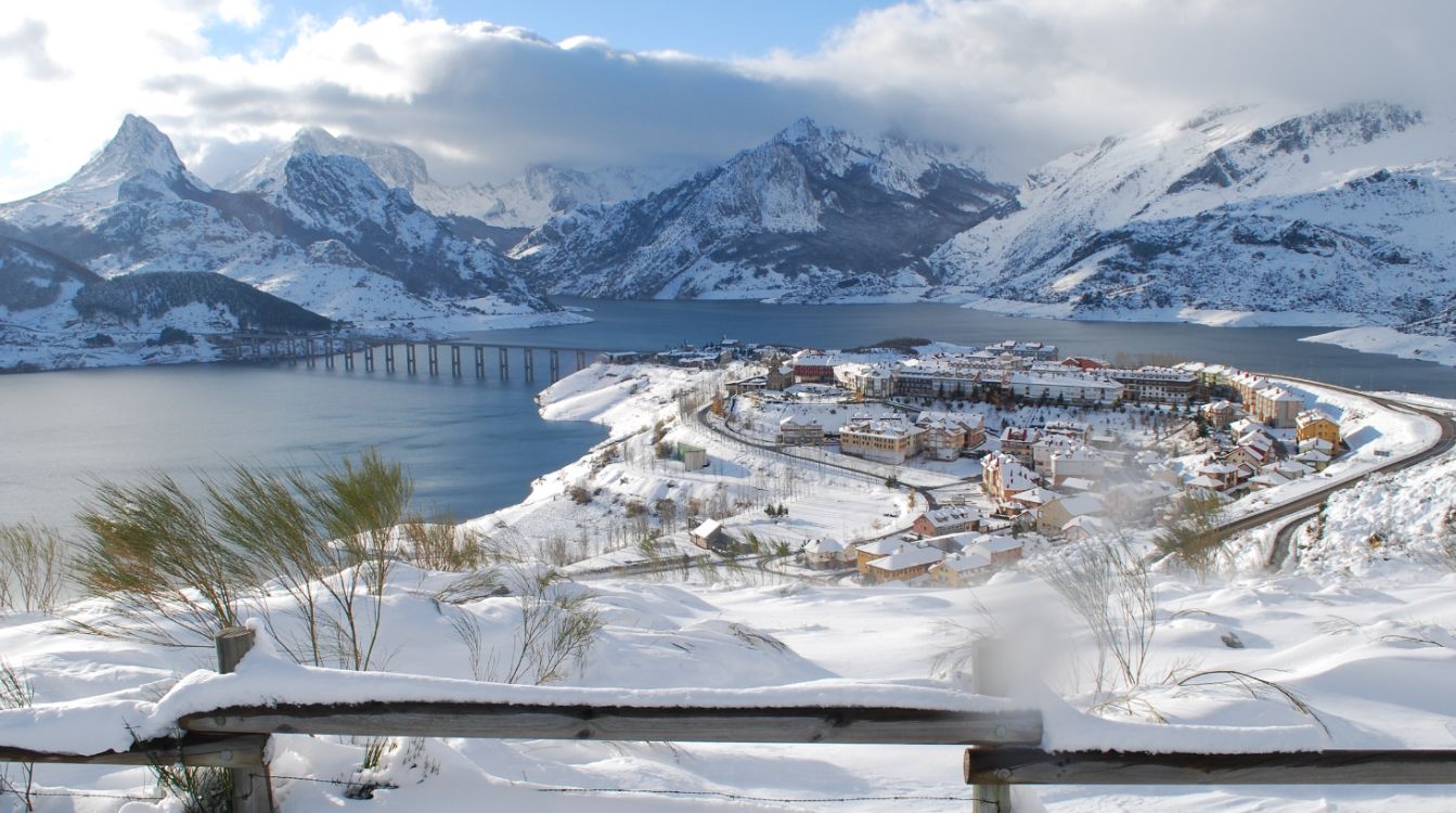 El pantano de Riaño ha conformado un paisaje muy parecido al que encontramos en los célebres fiordos noruegos