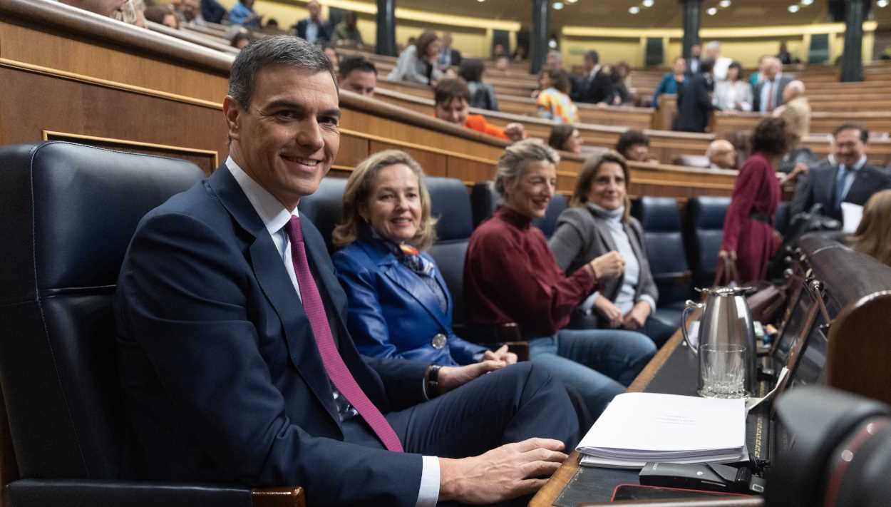 El presidente del Gobierno, Pedro Sánchez, junto con las cuatro vicepresidentas del Gobierno. EP
