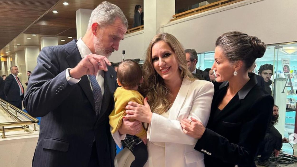 Los reyes junto a María Toledo y su hijo en el concierto de clausura de la Presidencia del Consejo de la UE. Redes sociales.