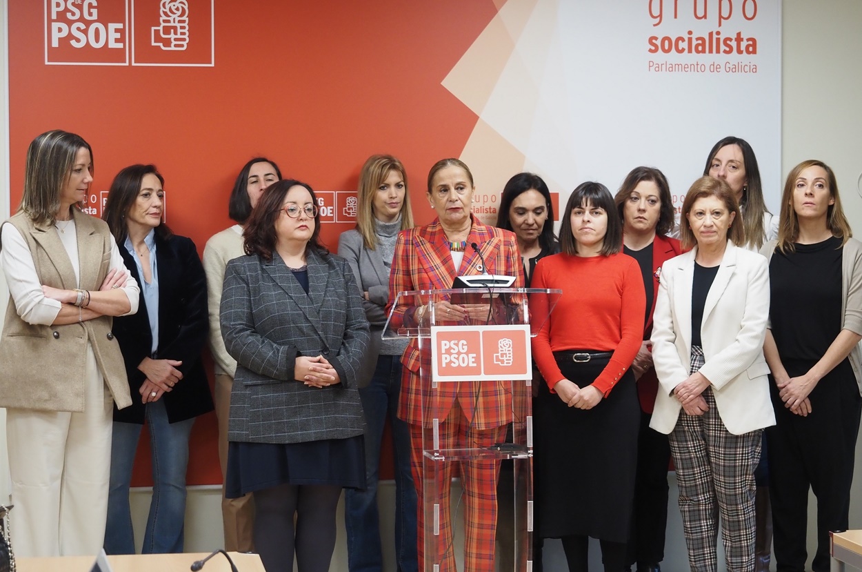 Imagen del acto celebrado hoy en Santiago, con Carmela Silva en el centro (Foto: PSdeG).