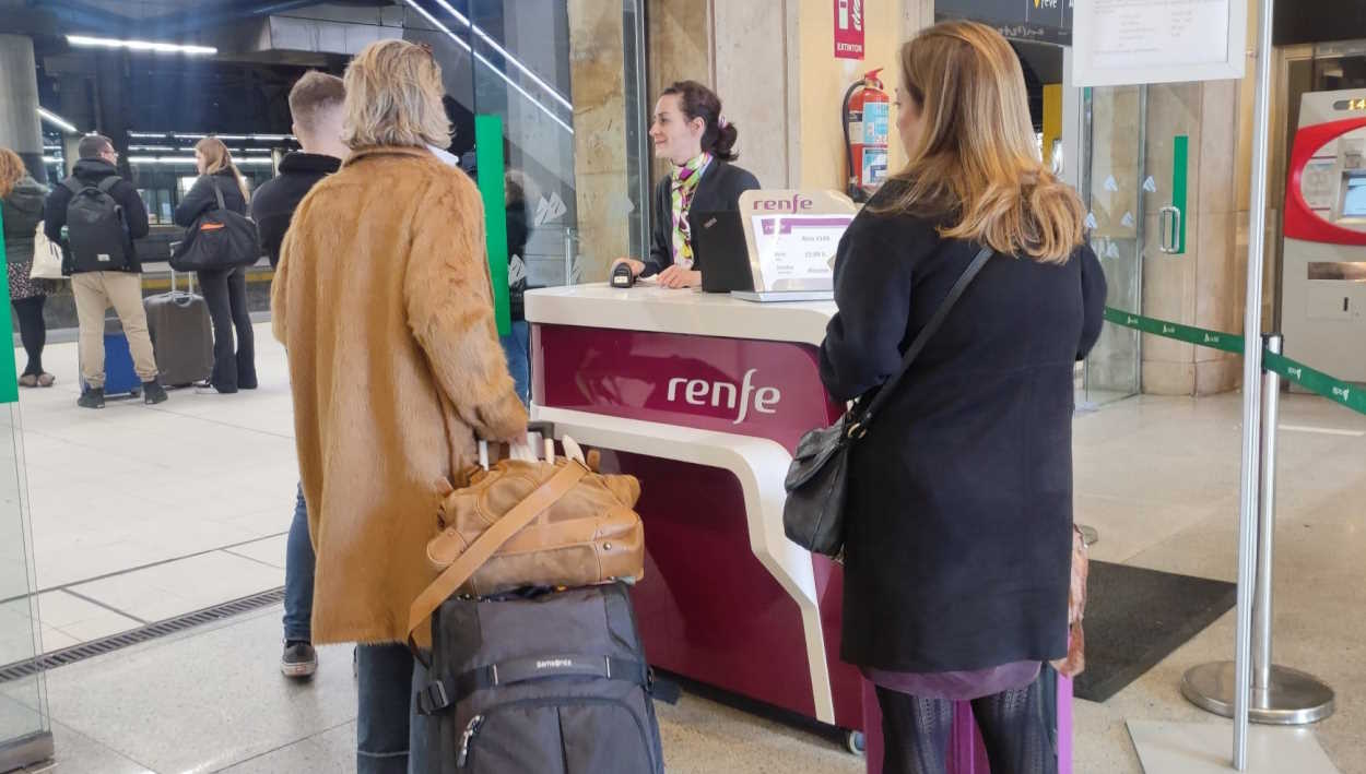 Pasajeros en el mostrador de Renfe en la estación de tren de Oviedo. EP