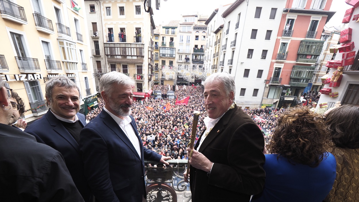 El nuevo alcalde de Pamplona, Joseba Asiron, celebrando su reelección como alcalde. EP