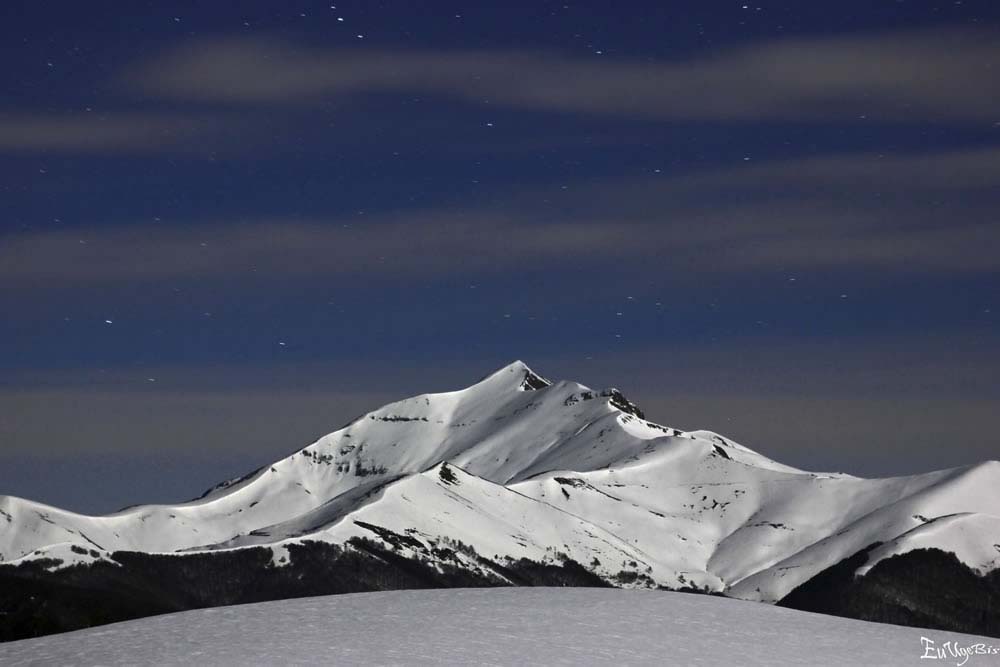 El monte Orhi, el 'dos mil' más occidental del Pirineo, se muestra imponente y esbelto al norte del valle de Salazar. (Foto: Ayuntamiento de Ochagavía)