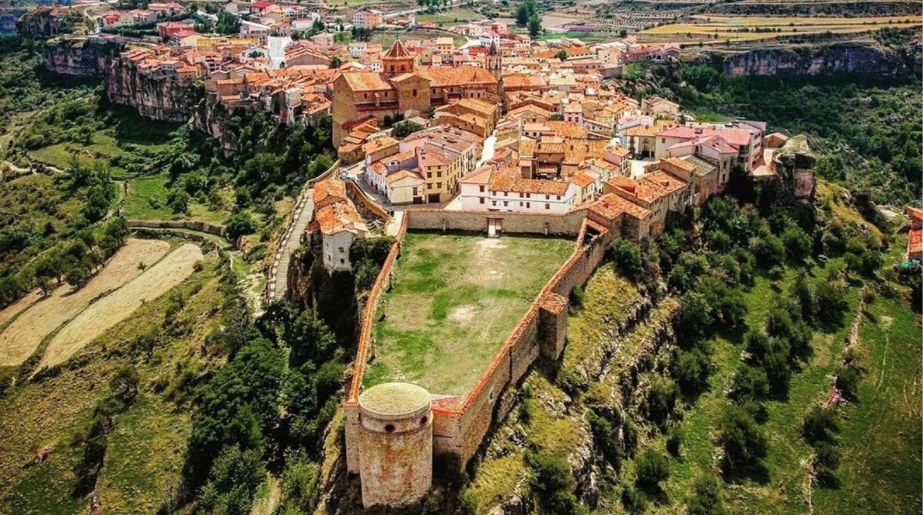 Vista panorámica de Cantavieja, la villa medieval que la Organización Mundial de Turismo ha elegido como uno de los mejores destinos rurales del mundo (Foto Oficina de Turismo de Cantavieja)