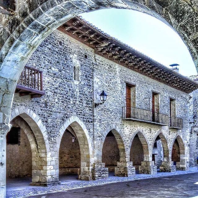 Plaza porticada (Foto: Oficina de Turismo de Cantavieja)