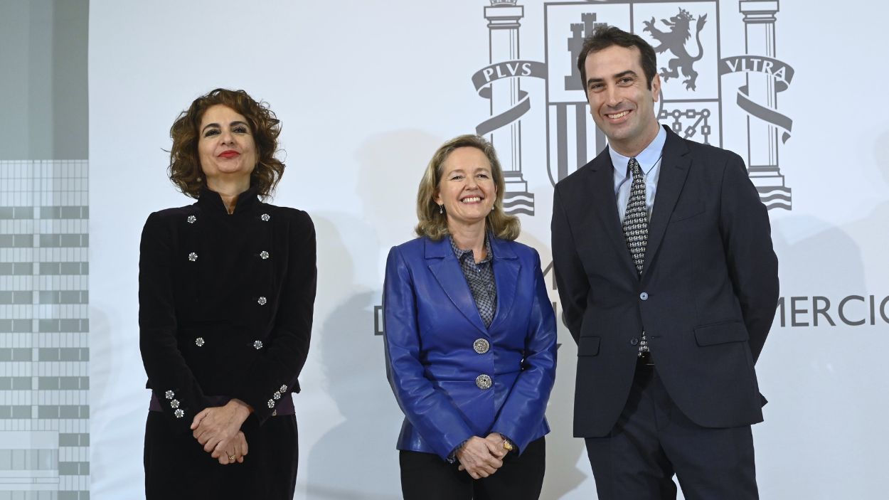 Nadia Calviño, Carlos Cuerpo y María Jesús Montero durante el acto de traspaso de carteras. EP. 