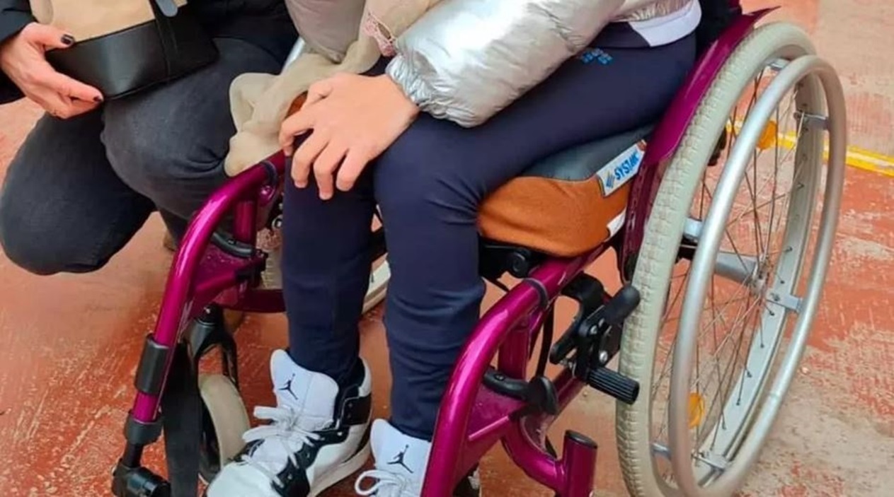 Denuncian el robo de una silla de ruedas hecha a medida para una niña con parálisis cerebral en Córdoba. EP.