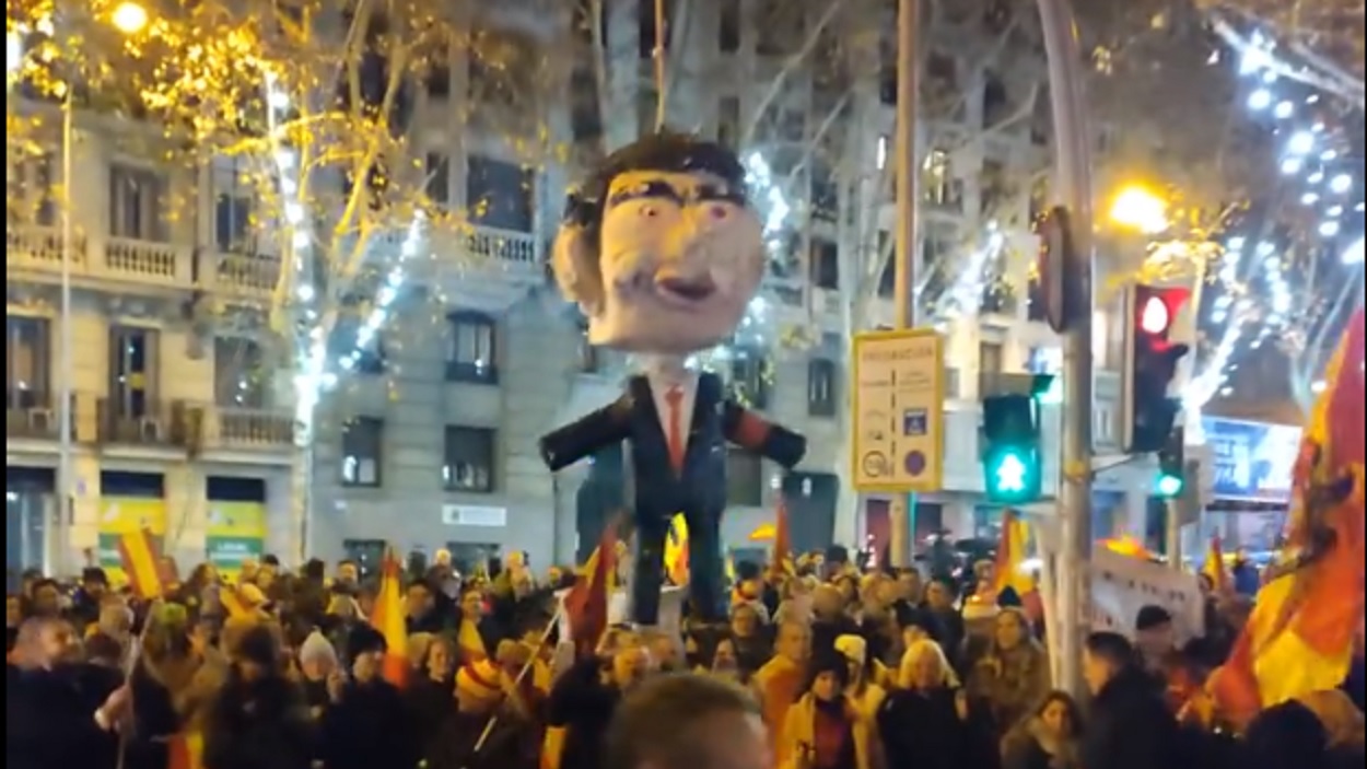 Muñeco de Pedro Sánchez en la calle Ferraz. Twitter