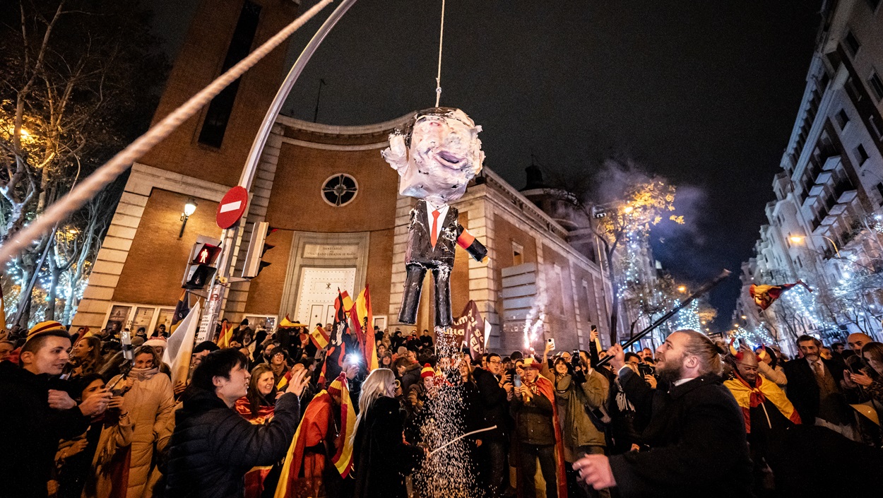 Decenas de personas celebran la entrada del año nuevo en la calle Ferraz. EP.