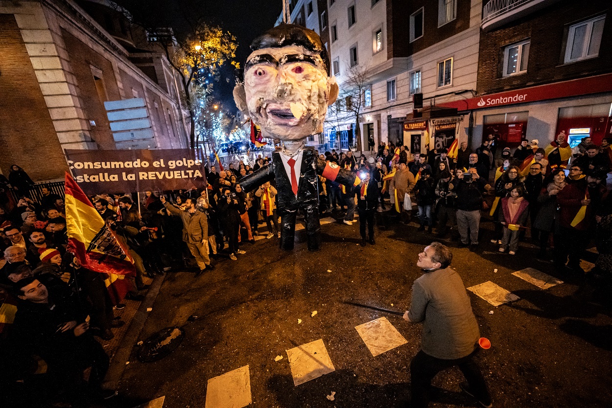 Ultras cuelgan una piñata de Pedro Sánchez en Ferraz a 31 de diciembre de 2023