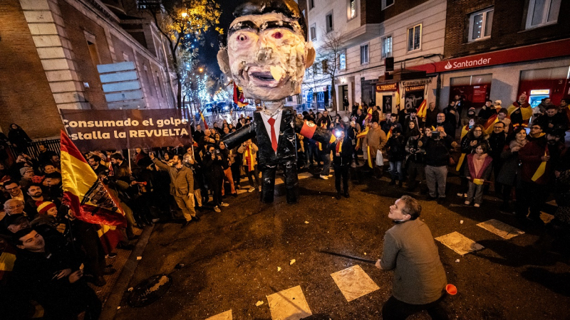 Ultras cuelgan una piñata de Pedro Sánchez en Ferraz a 31 de diciembre de 2023