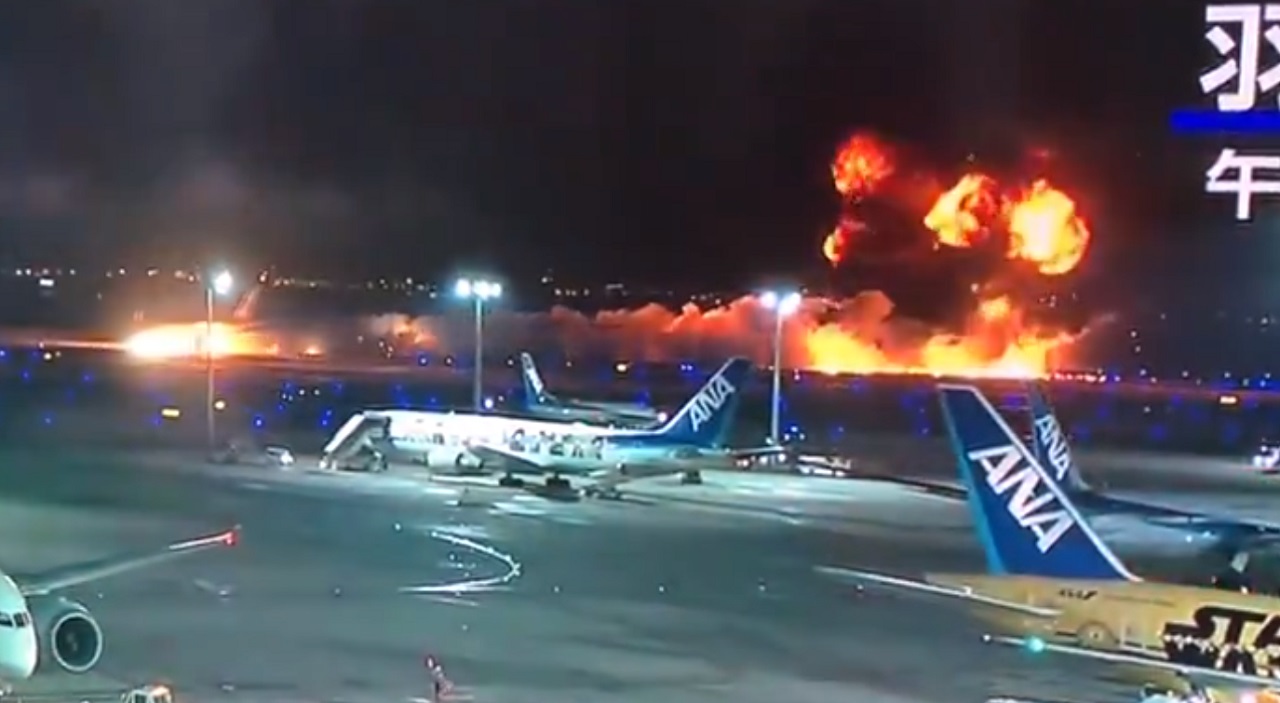 Un avión de Japan Airlines aterriza envuelto en llamas en Tokio. EP