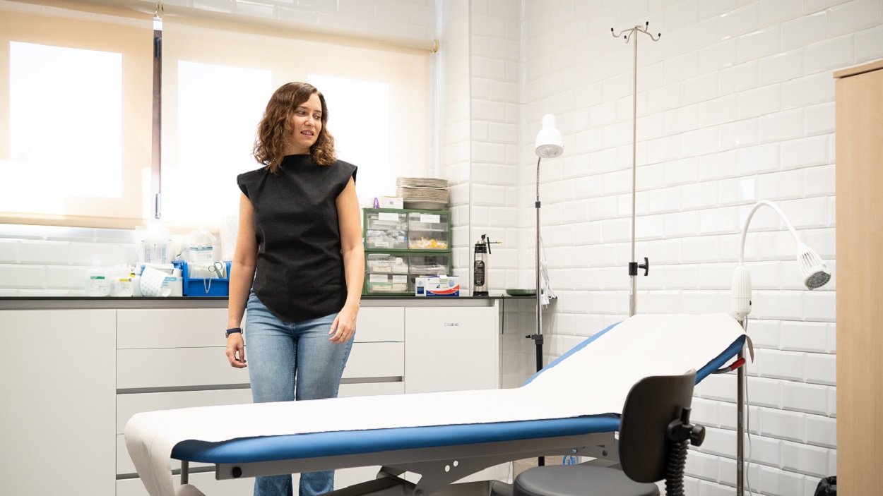 La presidenta de la Comunidad de Madrid, Isabel Díaz Ayuso, en un centro de Salud de Sevilla La Nueva