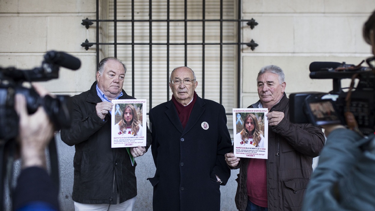 El abuelo de Marta del Castillo sujeta una foto de su nieta