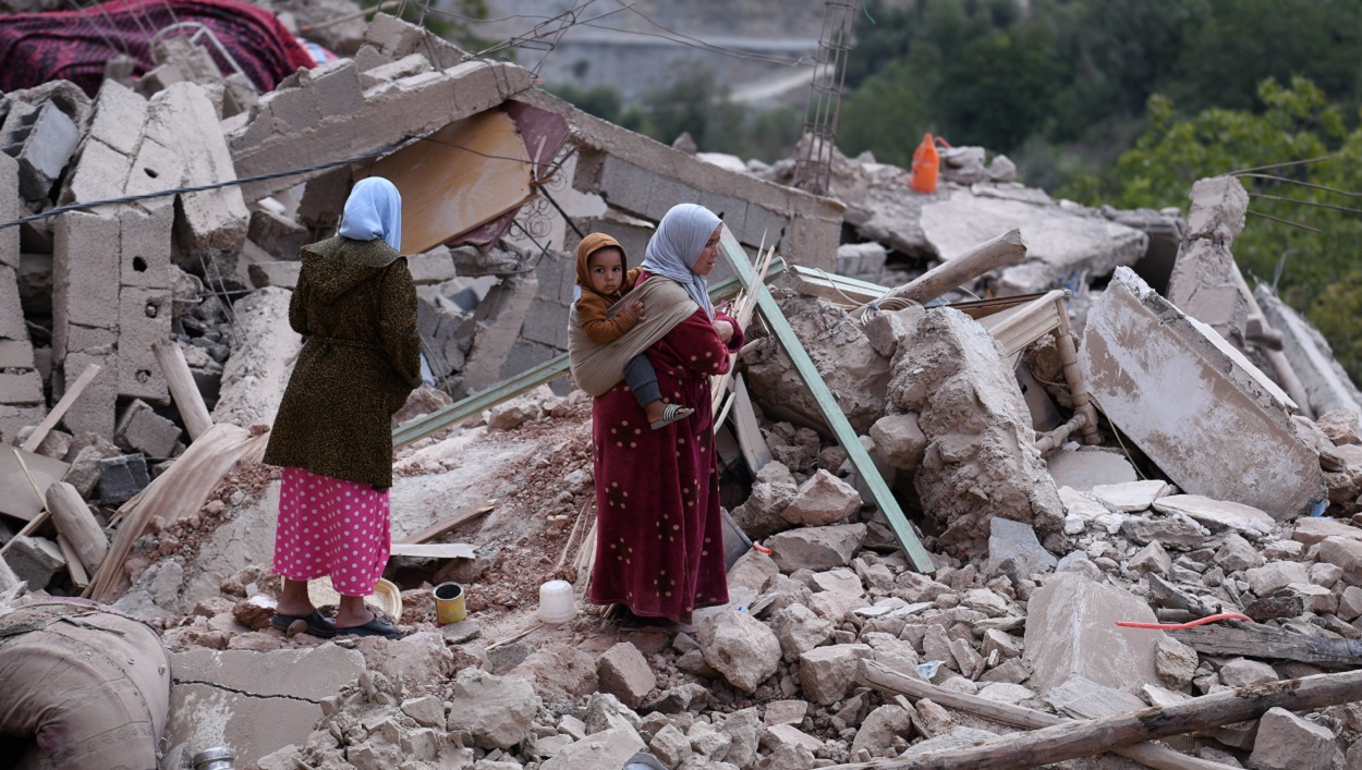 Mujeres buscan entre los escombros de la aldea desaparecida, a 14 de septiembre de 2023, en Imi N’Tala, región de Marrakech-Safi (Marruecos). EP.