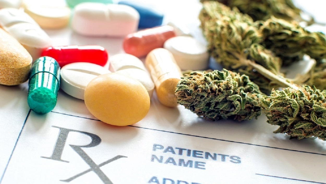 Primer plano de pastillas recetadas con cannabis medicinal y papel recetado. EP.
