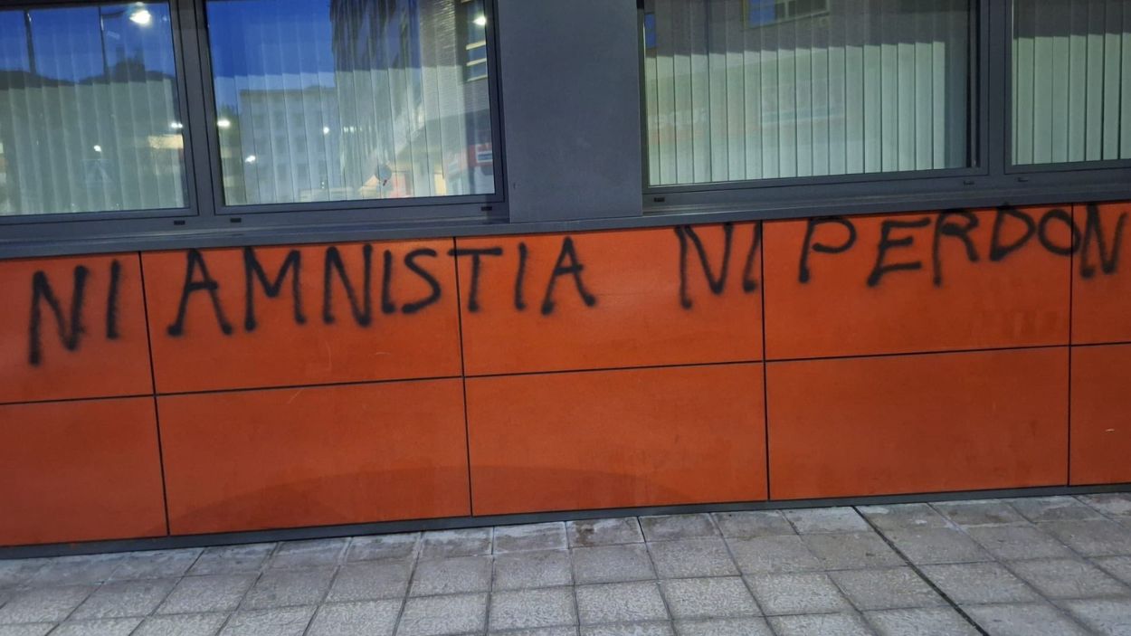 Vandalizan la sede del PSOE en León. EP.