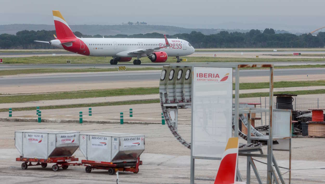 Un avión de Iberia Express en el aeropuerto Adolfo Suárez Madrid Barajas. EP