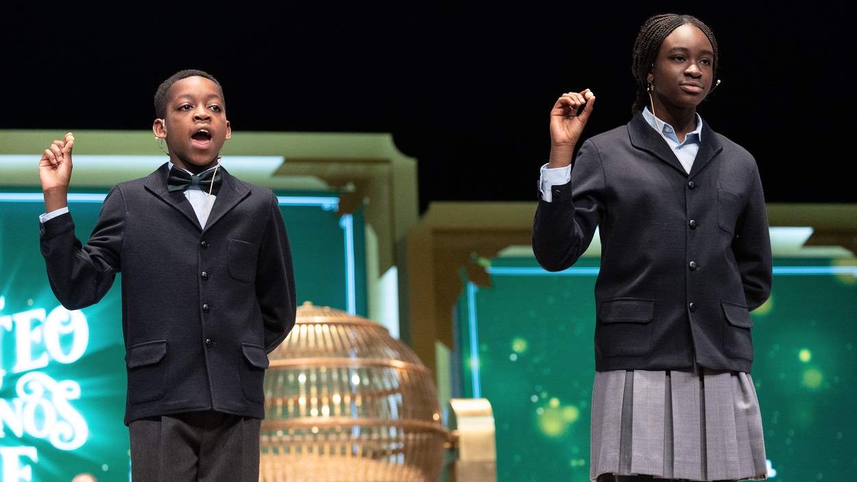 Elisabeth Obarisiagbon y Sergio Abaga, niños de San Ildefonso, en la Lotería de Navidad 2023. EP