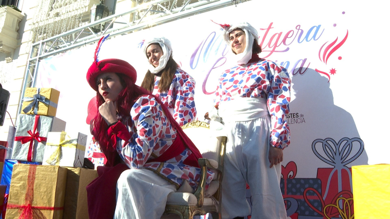 La mensajera Caterina recoge en Valencia las últimas cartas de los Reyes Magos