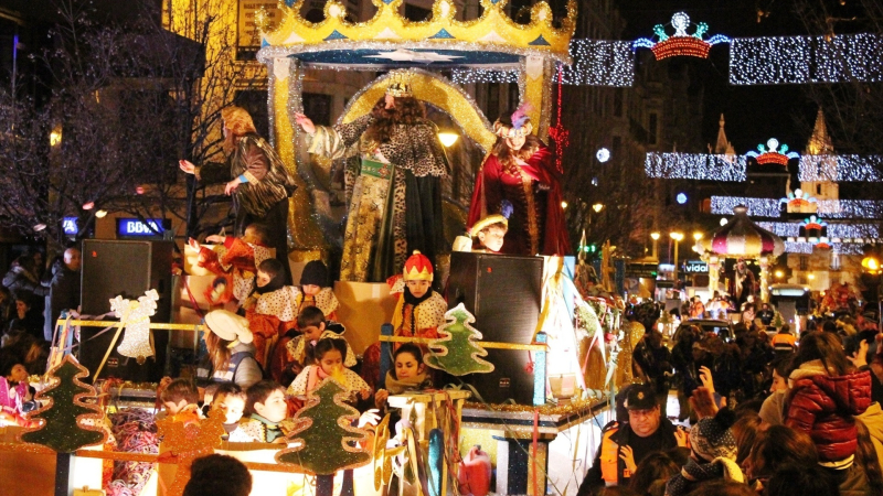Más de 450 figurantes en las carrozas de esta cabalgata de Reyes en León