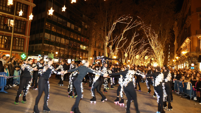 Patinadores en la cabalgata de los Reyes Magos en 2023 en Palma de Mallorca