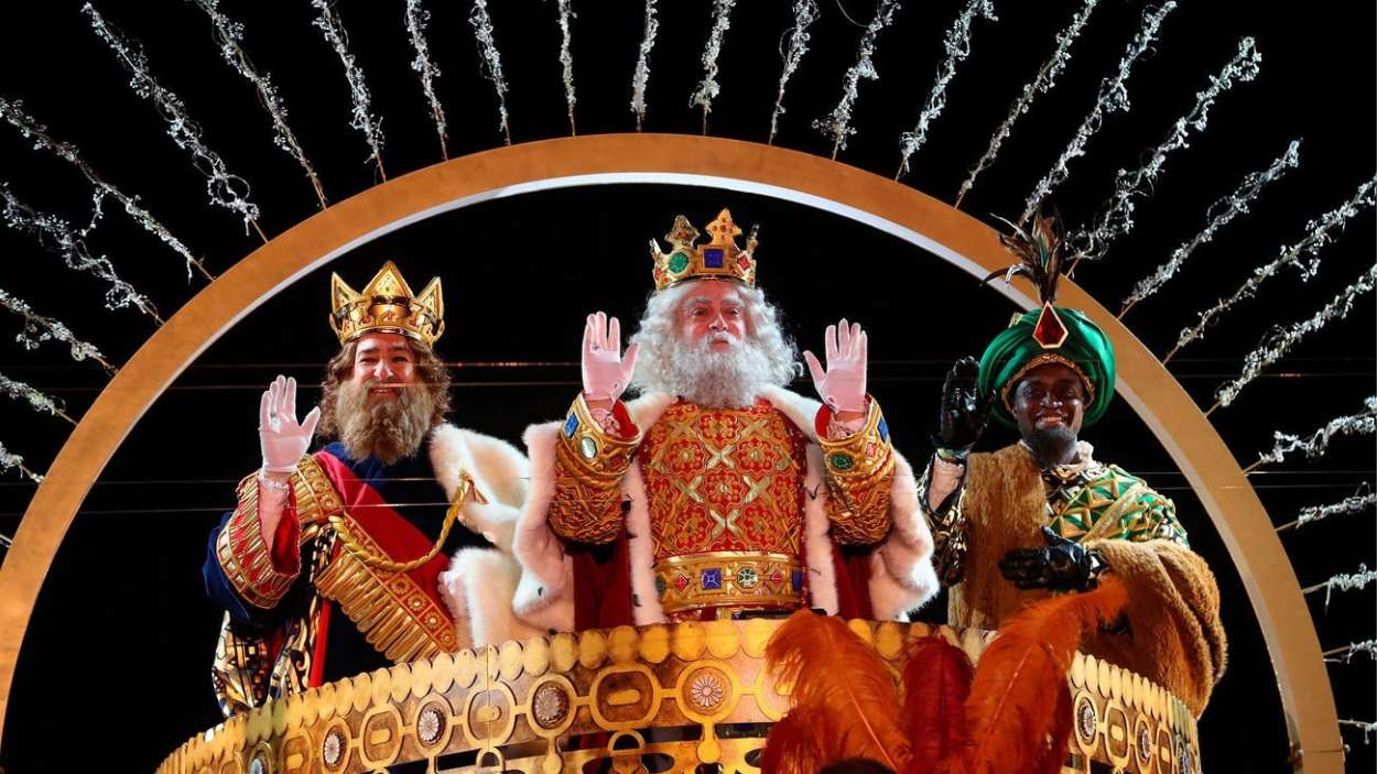 Los Reyes Magos saludando al público
