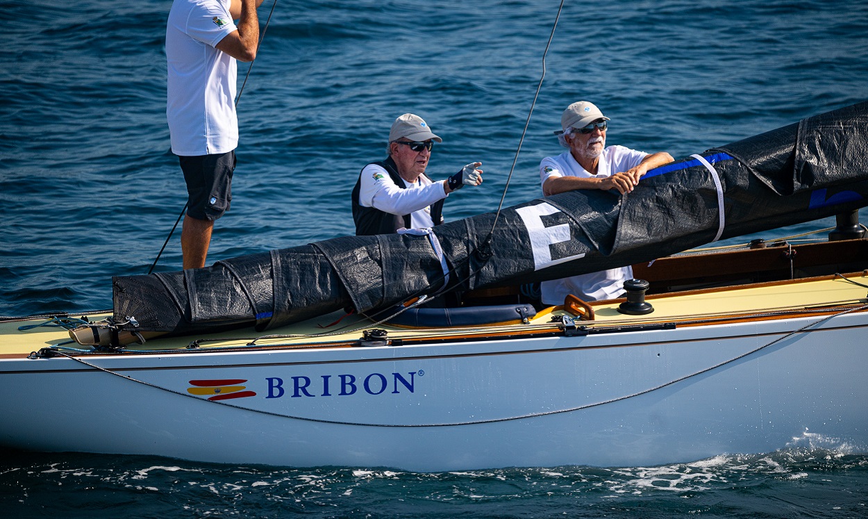 Juan Carlos I, navegando en el 'Bribón'. EP