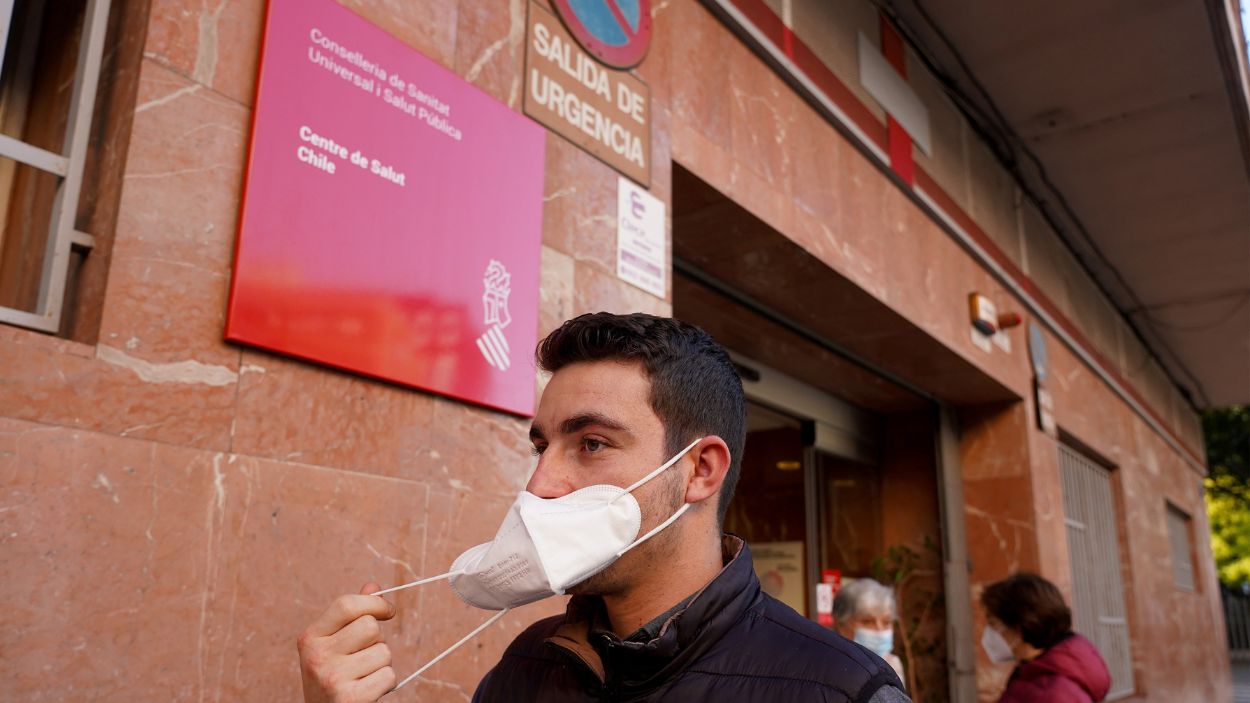 Una persona con mascarilla a la salida de un centro de salud de la Comunidad Valenciana. EP.