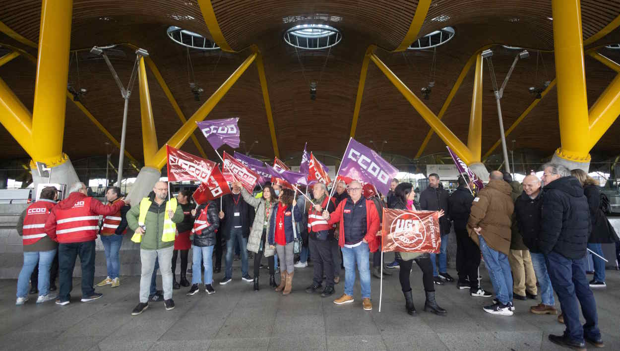 Varios trabajadores de handling de Iberia se manifiestan a las puertas del aeropuerto Madrid Barajas. EP